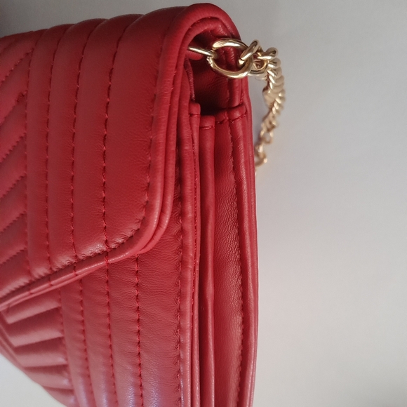 Badgley Mischka V Quilting Center Crossbody Clutch with Gold Chain - Picture 5 of 8